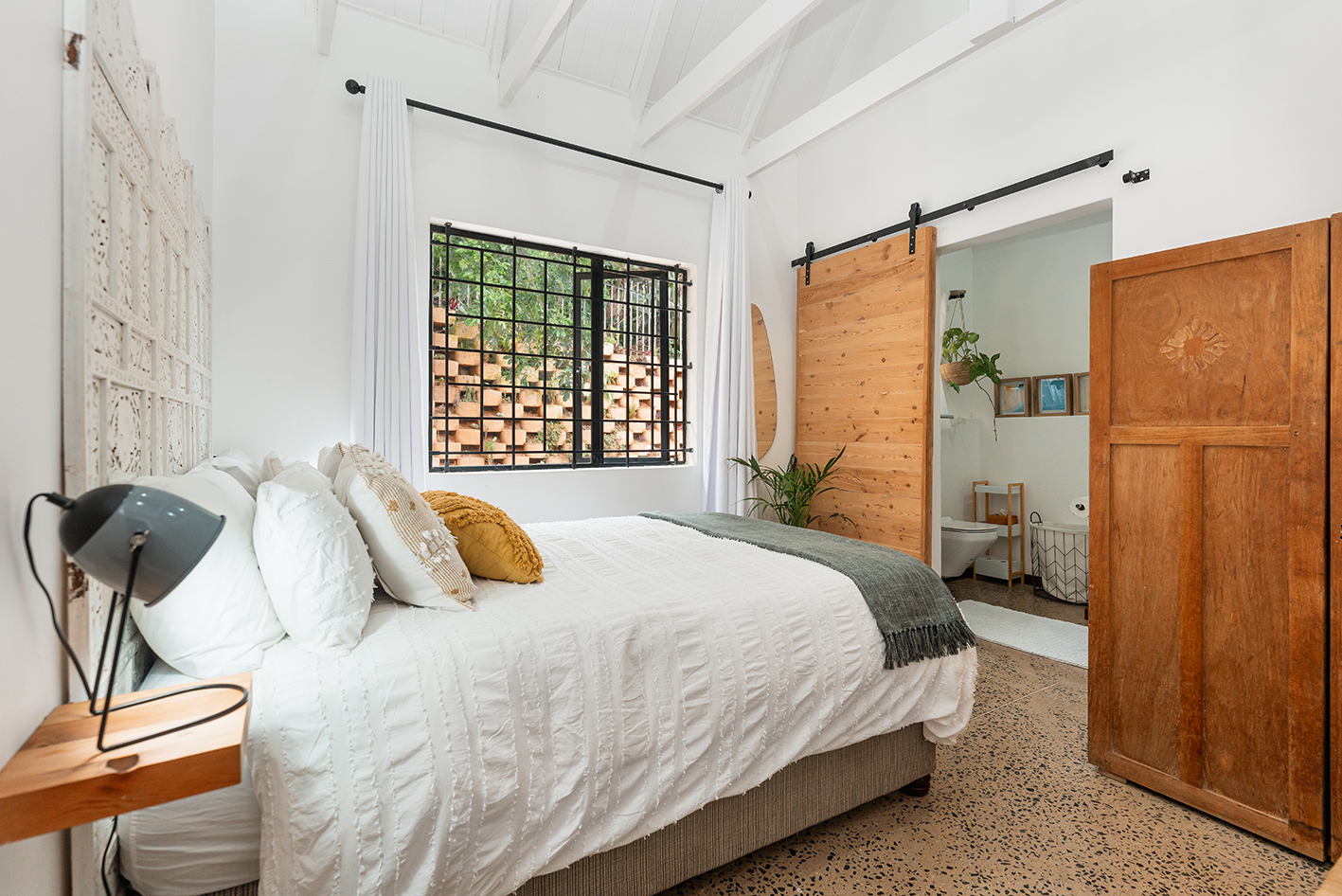 One bedroom with en-suite shower